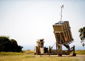 By Israel Defense Forces - Iron Dome Battery Deployed Near Ashkelon, CC BY 2.0, https://commons.wikimedia.org/w/index.php?curid=34382720 By Israel Defense Forces - Iron Dome Battery Deployed Near Ashkelon, CC BY 2.0, https://commons.wikimedia.org/w/index.php?curid=34382720