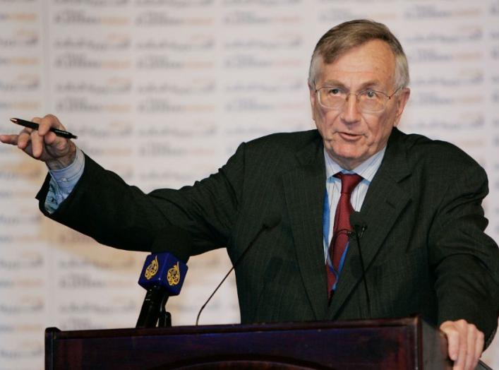 Journalist Seymour Hersh speaks at Al Jazeera Forum "Media and the Middle East - Beyond the Headlines" in Doha April 1, 2007. REUTERS/Fadi Al-Assaad (QATAR)